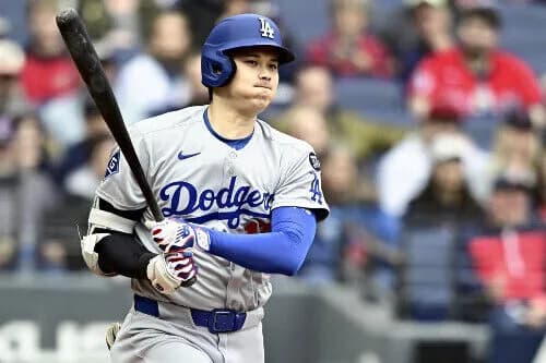 ４試合ぶりノーヒットの大谷翔平、空振り後に左肩を何度も回して気にするしぐさも