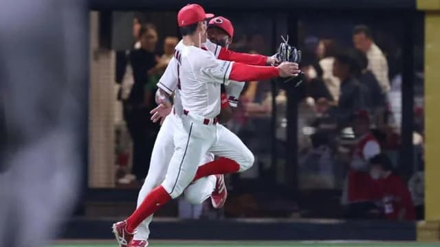 カープ矢野とファビアンが衝突し痛恨2失点。矢野の深追いが事故の原因