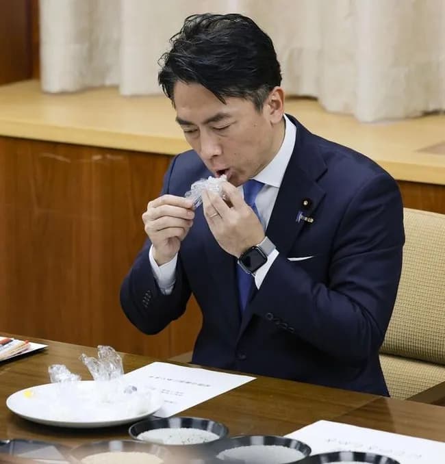 小泉進次郎「古いお米、どれもおいしー」　古い備蓄米試食