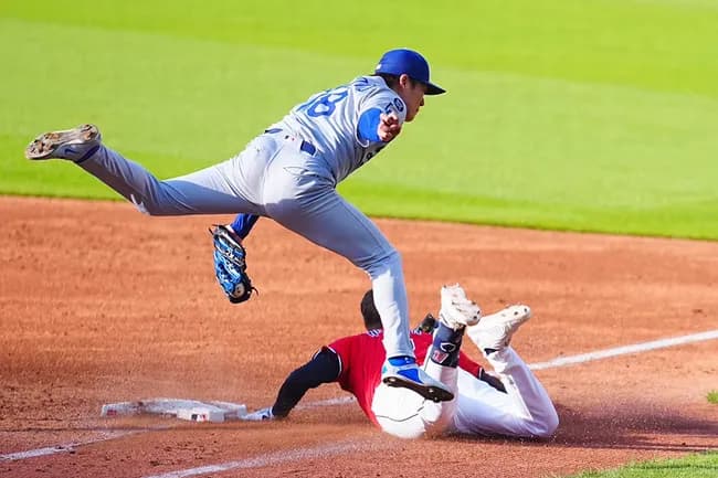 【悲報】山本由伸さん戦線離脱か…前回登板で打球処理をした際に股関節に違和感を覚えたもよう