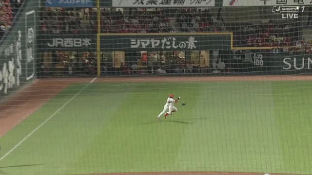 広島・矢野とファビアン、フライを追って衝突するアクシデント