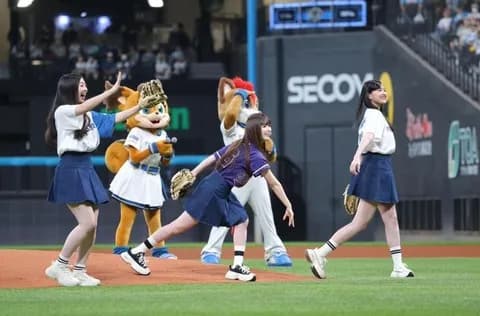 【日本ハム】乃木坂の始球式でカオス状態に　３人同時投球もボールの行方分からず　