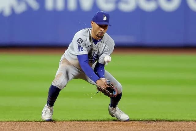 【悲報】ドジャースベッツ、トイレに行く途中につま先を壁にぶつけて骨折