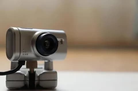 中学生「先生、トイレにカメラがあったんですけど」男性教師「あとで報告しとくわw」→カメラを破棄