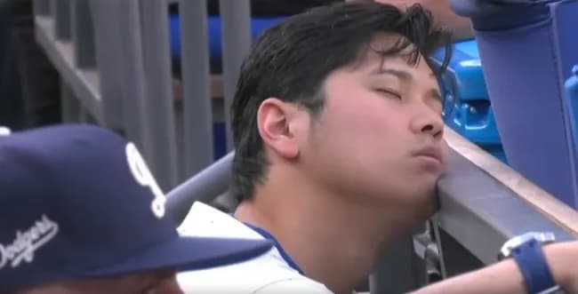 【悲報】大谷翔平さん、試合中に寝てしまう😪