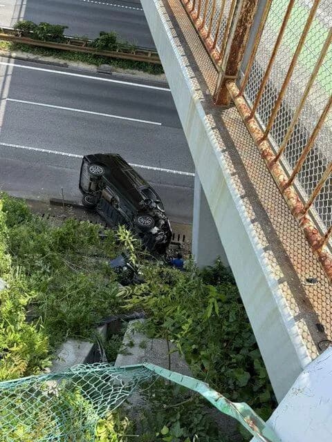 【悲報】ミニバンが高速道路に転落子ども2人が病院搬送運転手は逃走・・・・・・