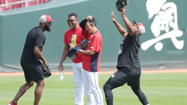 カープモンテロ、矢野に“守備の極意”を伝授するw w w