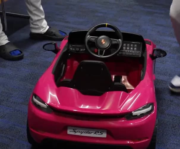 ロバーツ監督夫妻が大谷翔平の愛娘にピンクのポルシェをプレゼント！「私と妻からの出産祝いだ」　大谷「娘に？ありがとう」とニッコリ