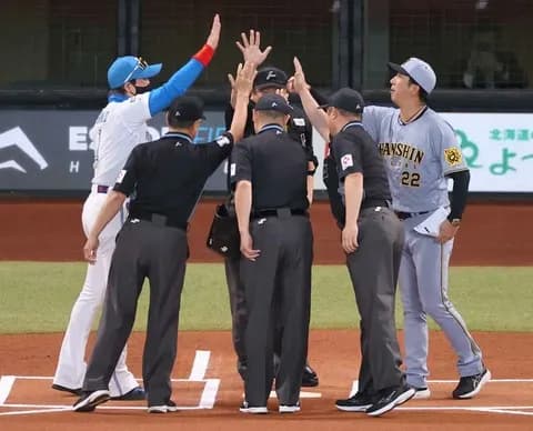 日本ハム・新庄監督　阪神・藤川監督、審判団を巻き込んで円陣からのハイタッチで盛り上げる