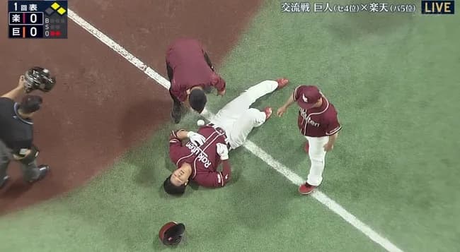 楽天・浅村栄斗が左膝付近に死球受ける　グリフィンの強烈クロスファイアが直撃