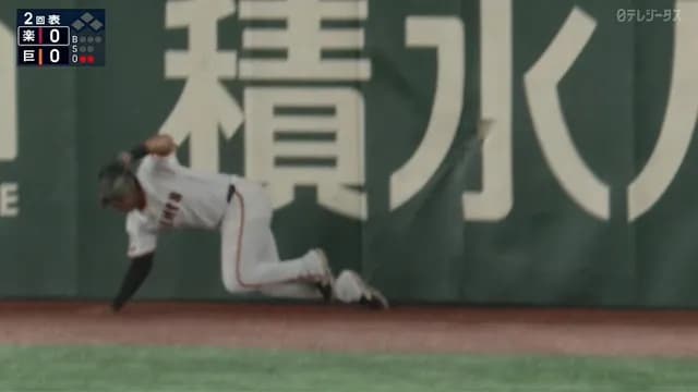 オコエ、壁蹴りスーパーキャッチ！ ヘルナンデスや浅野なら絶対捕れてない…ｗ