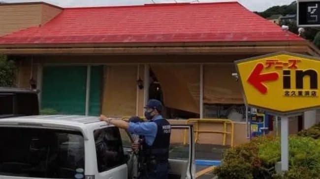 ファミレスに車で突っ込んだ女「店を壊すつもりだった」ｗｗｗｗｗｗ
