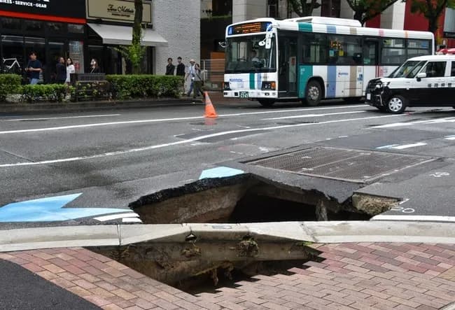 福岡で道路陥没　ヤバそう
