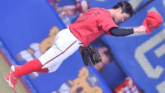 カープ上本崇司、超ジャンピングキャッチ！フェンスを恐れないファインプレーに解説GG佐藤「レフトの守備が上手くて羨ましい」