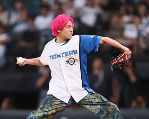 【日本ハム】EXIT兼近大樹が平謝り…始球式で勢い余ってマウンド上で仰向けになる