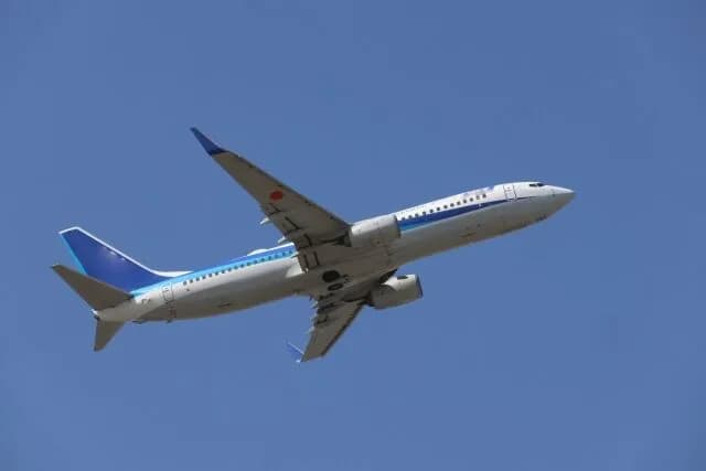 飛行機って全乗客席に脱出装置とパラシュートを用意するべきだよな