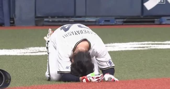 オリックス紅林が初回限りで交代　DeNAバウアーから右肘に死球受ける　いったんプレー復帰も