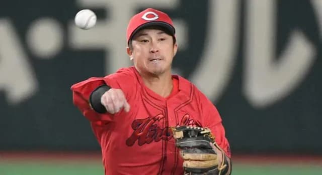 カープ上本、超ファインプレー！日ハム万波の打球を回転キャッチ＆正確スローで長打阻止！！