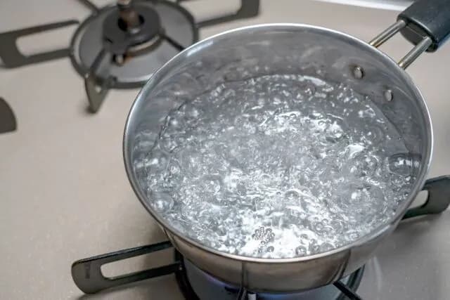 理科の先生「水は100℃で水蒸気になります」ガキワイ「なんでコップの水は蒸発するの？」