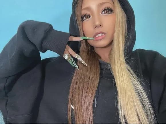 【画像】黒ギャル「おぢさんってこういうのが好きなんでしょ？ｗ」