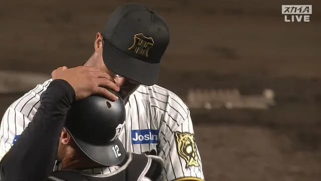 阪神・デュプランティエと坂本が熱い抱擁…　お立ち台では見つめ合う＾～