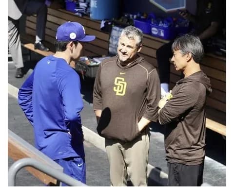 超異例！佐々木朗希が試合前に敵軍パドレスのダグアウトへ、談笑相手の投手コーチ「グッドキッズだ」