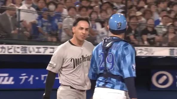 試合前練習後、マルセリーノとソトが無事対面し笑顔で談笑　バウアーもソトと再会