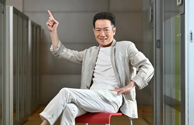 田原俊彦さん、足を高く上げた自身の写真について「真ん中の足はもっと上がるんだけどね（笑」