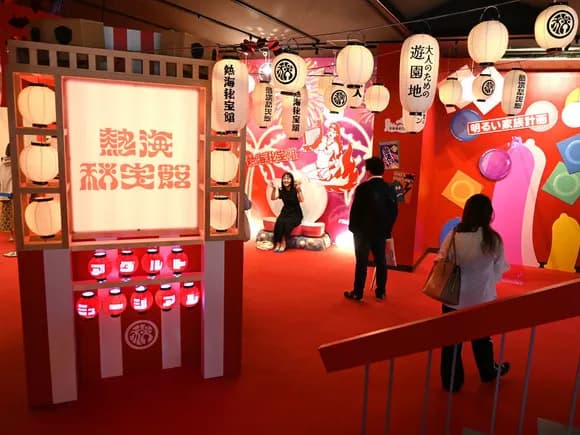 【画像】VTuberさん、秘宝館での撮影が原因で大炎上 →ファンの民度まで疑問視される事態に