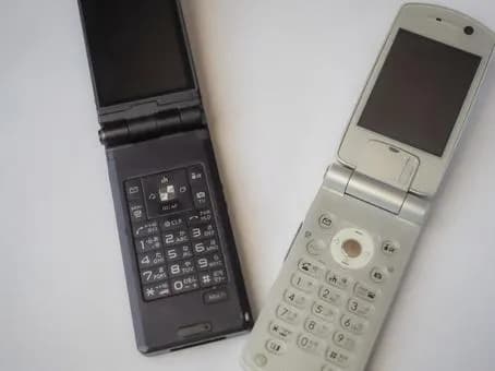 【悲報】未だにガラケー使ってるおっさんって何なの？ｗｗｗｗｗｗｗｗｗｗｗｗｗｗｗｗ