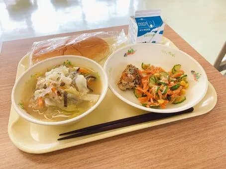 【悲報】給食「お茶はダメ！！牛乳を飲め！牛乳を飲むんだー！ご飯に牛乳！！」ｗｗｗｗｗｗｗｗｗｗｗｗｗｗｗｗ