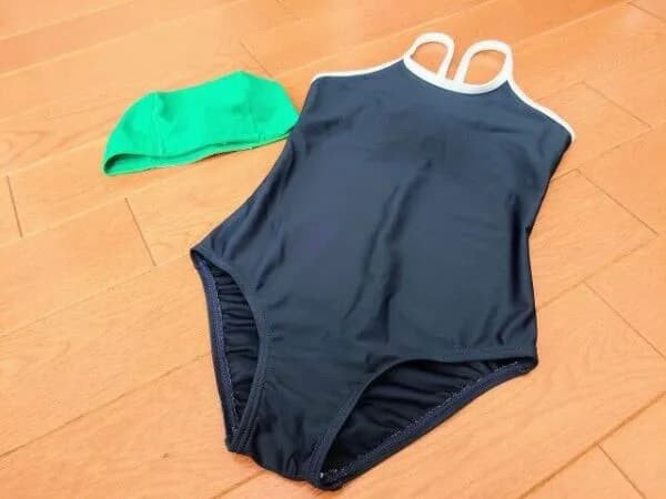 【悲報】45歳男、暑かったので女性用スクール水着を着て小学校のプールで泳いで逮捕