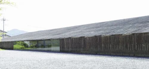 隈研吾氏が手掛けた広重美術館の木製屋根が劣化、アルミ製に改修へ