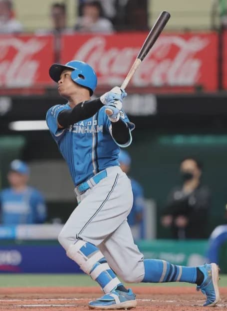 【日本ハム】万波中正　リーグトップに並ぶ先制14号ソロ！　西武・隅田の直球をバックスクリーンに運ぶ