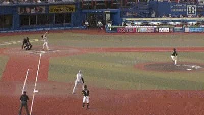 ロッテのサードコーチャー、肉体的援助