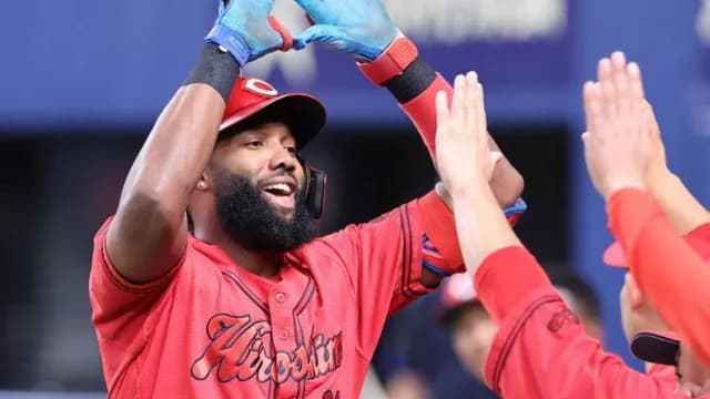 カープファビアン、10号先制ホームラン！10桁本塁打到達弾でドラ2佐藤柳之介を援護！！