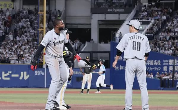 ロッテのサードコーチャー、肉体的援助