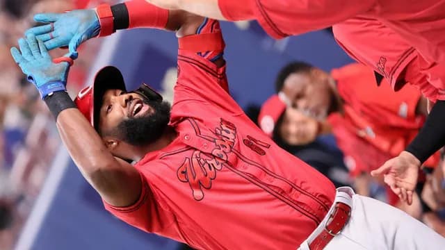 カープファビアン様『年間20本82打点』ペース！大人気でグッズショップの特大壁面写真に抜擢