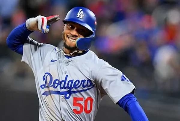 ムーキー・ベッツ  過去30試合 .233  1HR  OPS.606  ←  スタメン落ちしない理由