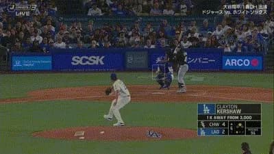 ドジャースに緊急事態　マンシーが左膝負傷か、肩を借りて退場