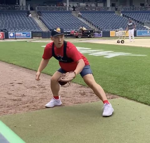 吉田正尚さんファーストミットを持って一塁の練習中