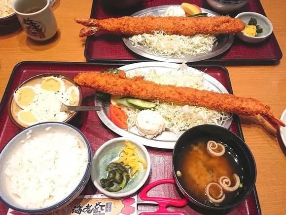 【画像】名古屋の特大エビフライ、めちゃくちゃでかいお前らの想像の1.5倍でかいｗｗｗｗｗｗ