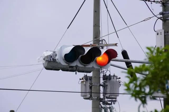 赤信号になった瞬間にエンジン切るのって意味ある？