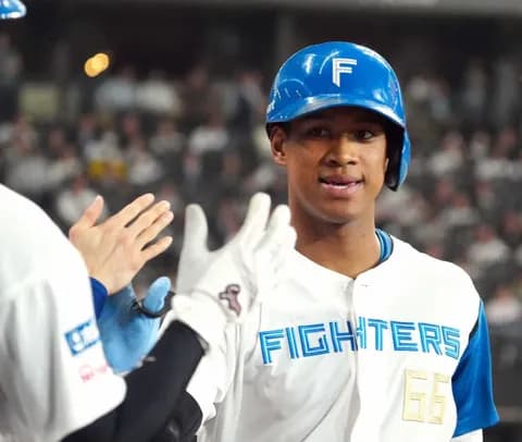 【日本ハム】万波中正　超ファインプレー！　大飛球をジャンピングキャッチでエース伊藤救った