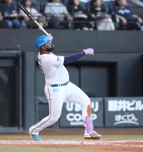 【日本ハム】２階席まで“空にレイエス”豪快15号２ラン「スゴイホームラン」54打席ぶり１発