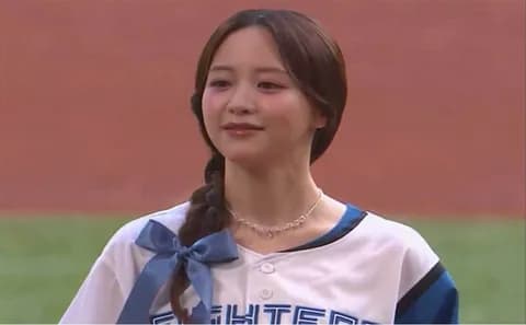 森香澄が赤面、声にならない声漏らしマウンド上にうずくまる　ファーストピッチで大暴投