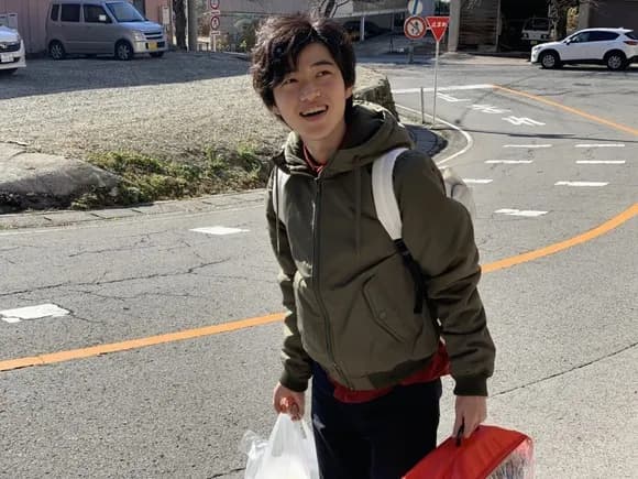 【悲報】独身俺「一人旅来たぞ！現地の美味いもん食って観光スポット見てビジホ泊まって…（なんの意味が？）」