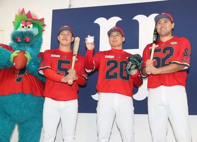 広島4年ぶりの限定ユニホームを発表　アメフト風でボタンなしの斬新デザイン　8月の6試合で着用