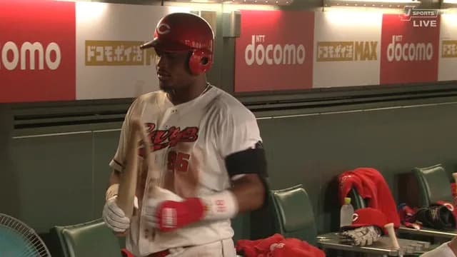 広島・モンテロ、見逃し三振に納得いかず　バットをへし折ってゴミ箱に投げ捨てるｗｗｗｗ