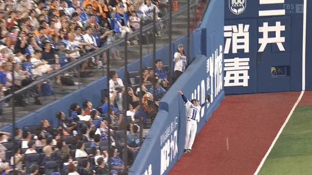 度会、ファールフライを追い越してバンザイ　昨日は上手かったのに…ｗ